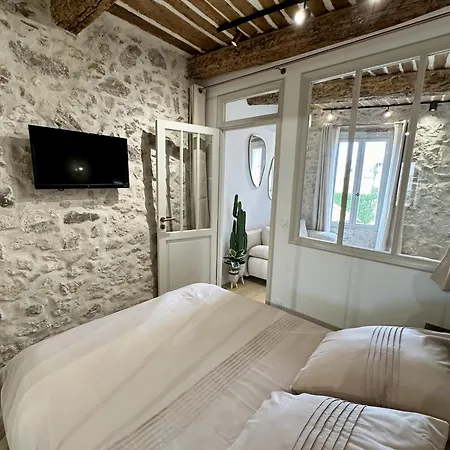 New Charming Old Town Apartment *